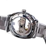 montre avec mécanisme visible