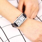femme avec montre rectangulaire